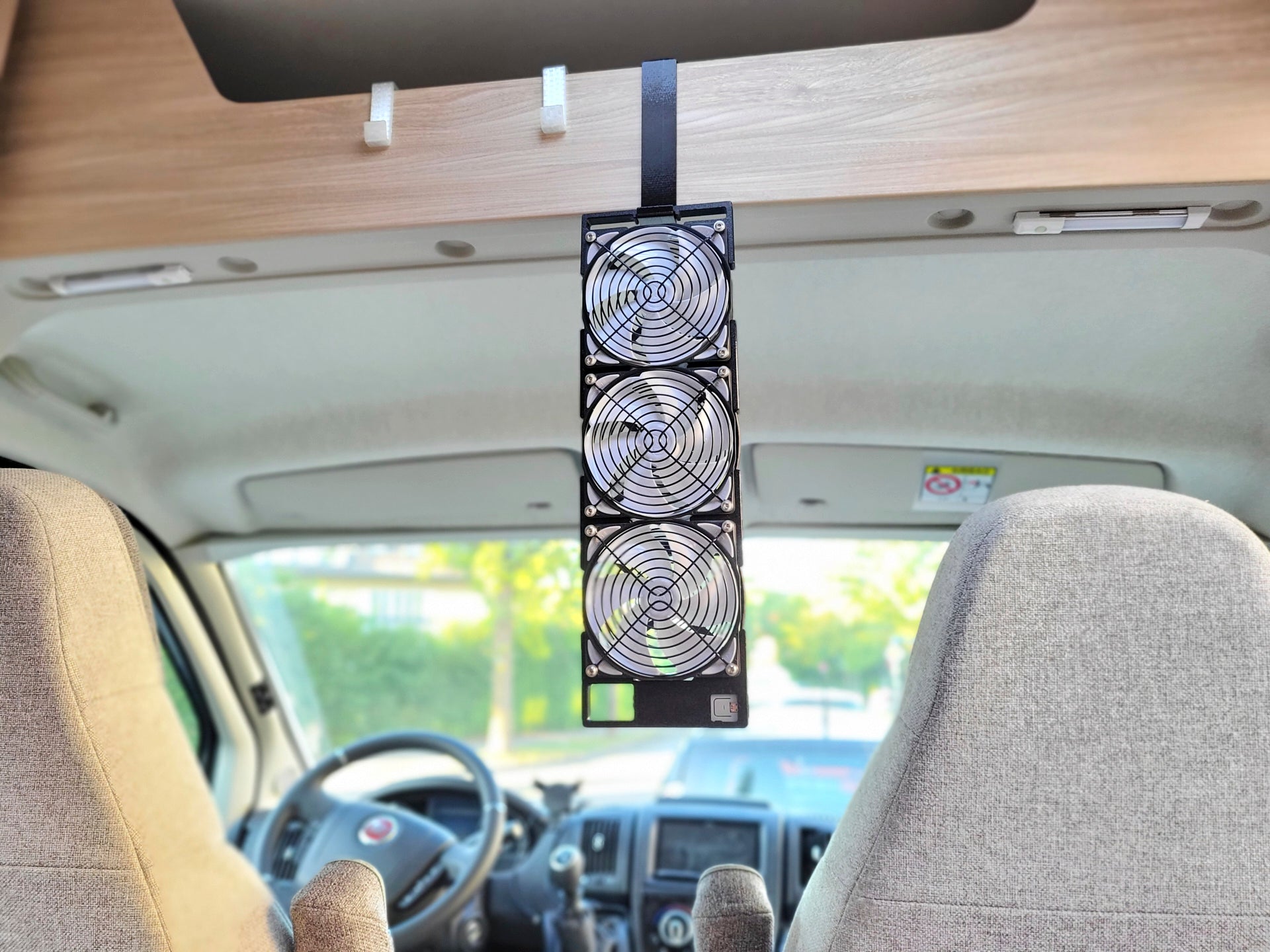 Haken für Lüfter Bausatz im Wohnmobil