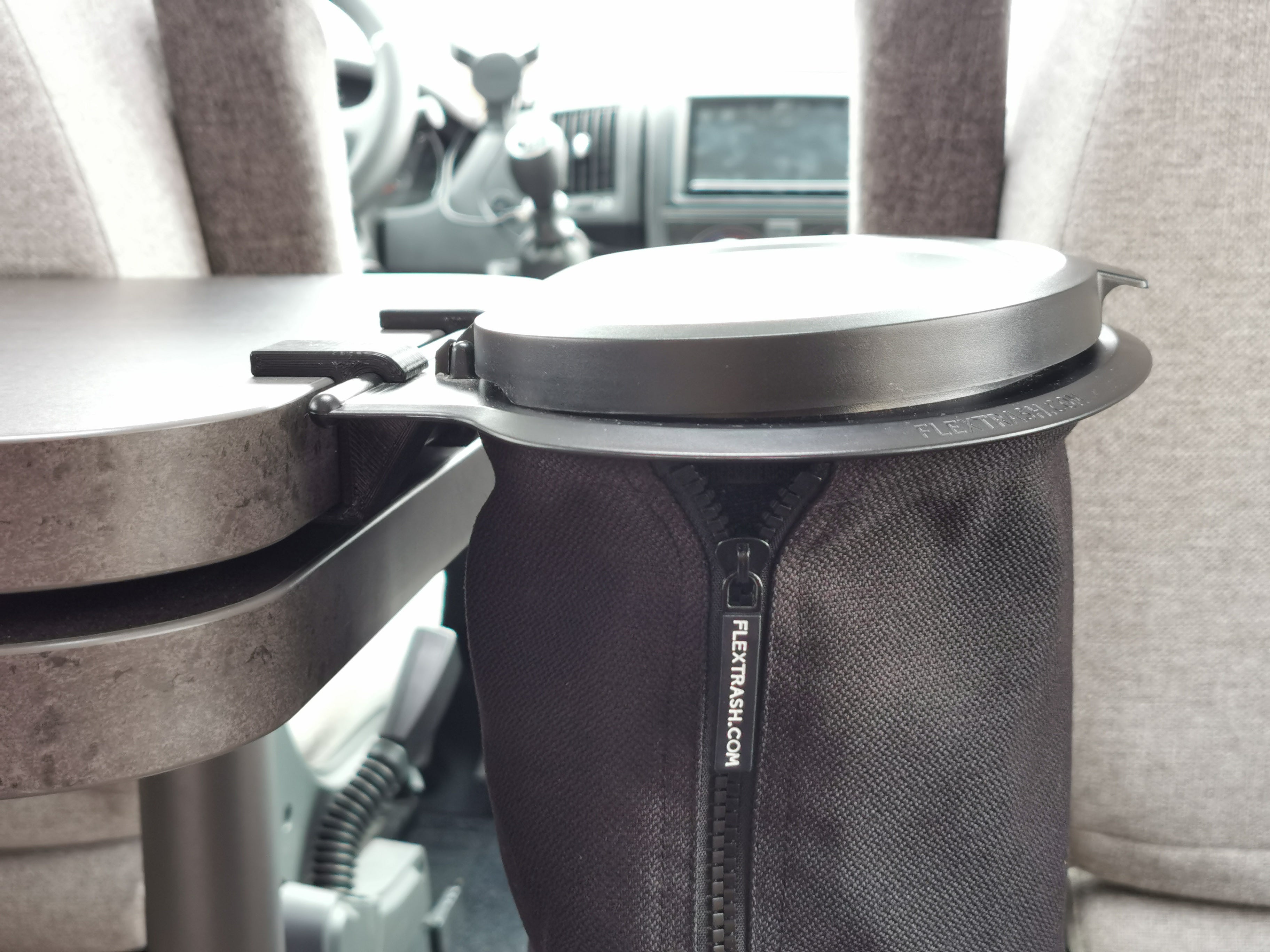 Adapter für Flextrash an Tischplatte